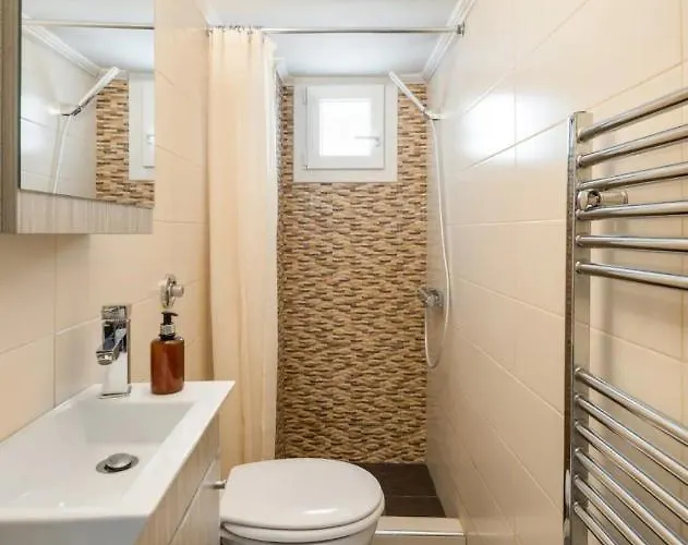 Happy Traveller - Luxury, Free Public Parking *